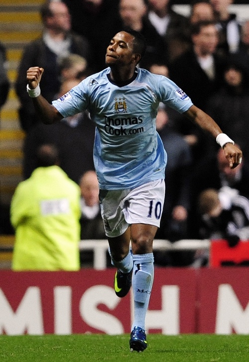 16岁344天，基亚拉是拜仁队史德甲第二年轻的出场球（16岁344天，基亚拉成为拜仁德甲队史第二年轻出场球员）