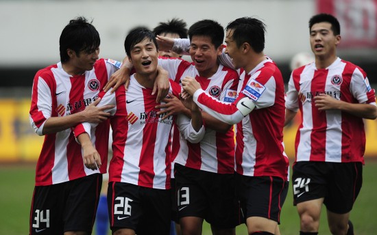 足协杯赛前举办垫场赛，张凌峰等四名成年球员对阵五十名小球员