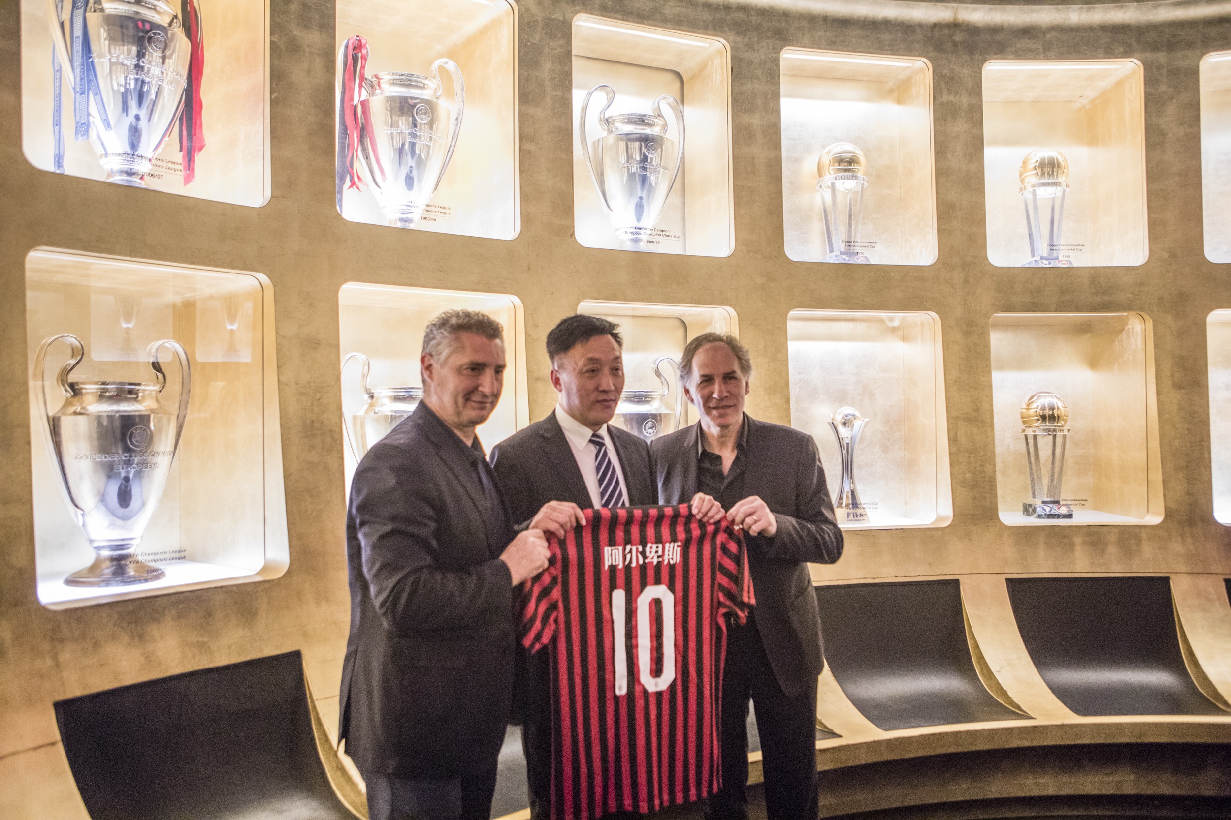 中锋连续三场戴帽，太恐怖