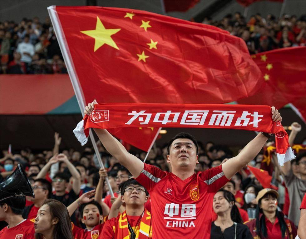 国安全队抵达北京，大兴机场内围满前来接机的国安球迷