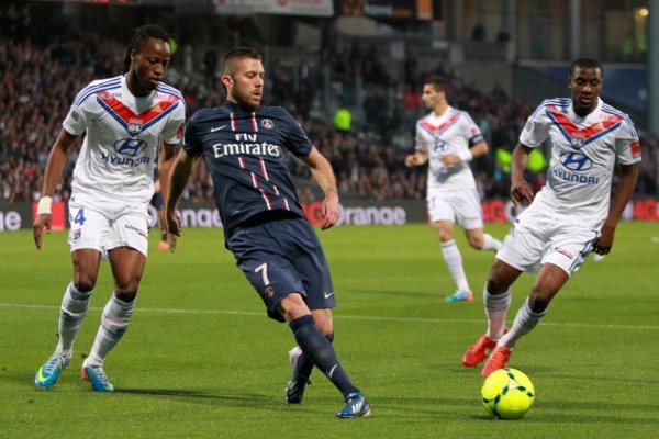 德甲战报：卡德打入唯一进球，十人奥格斯堡1-0汉堡（德甲战报：卡德制胜，十人奥格斯堡1-0力克汉堡）