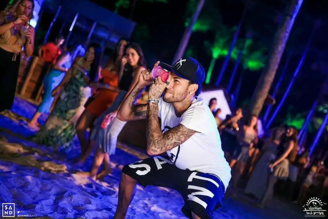 足球转会市场最新动态及趋势