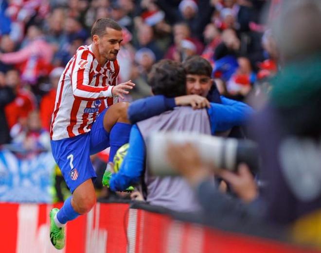 新闻背景：英超第17轮，阿斯顿维拉2-1击败曼联，豪取各项赛事10连胜。（英超第17轮维拉2-1力克曼联，各项赛事豪取十连胜）