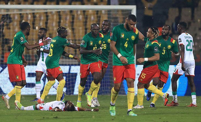 年年欧冠失误染红，这集我看过…巴萨客场不敌切尔西！（欧冠再现失误与红牌，熟悉剧情重演：巴萨客场不敌切尔西）