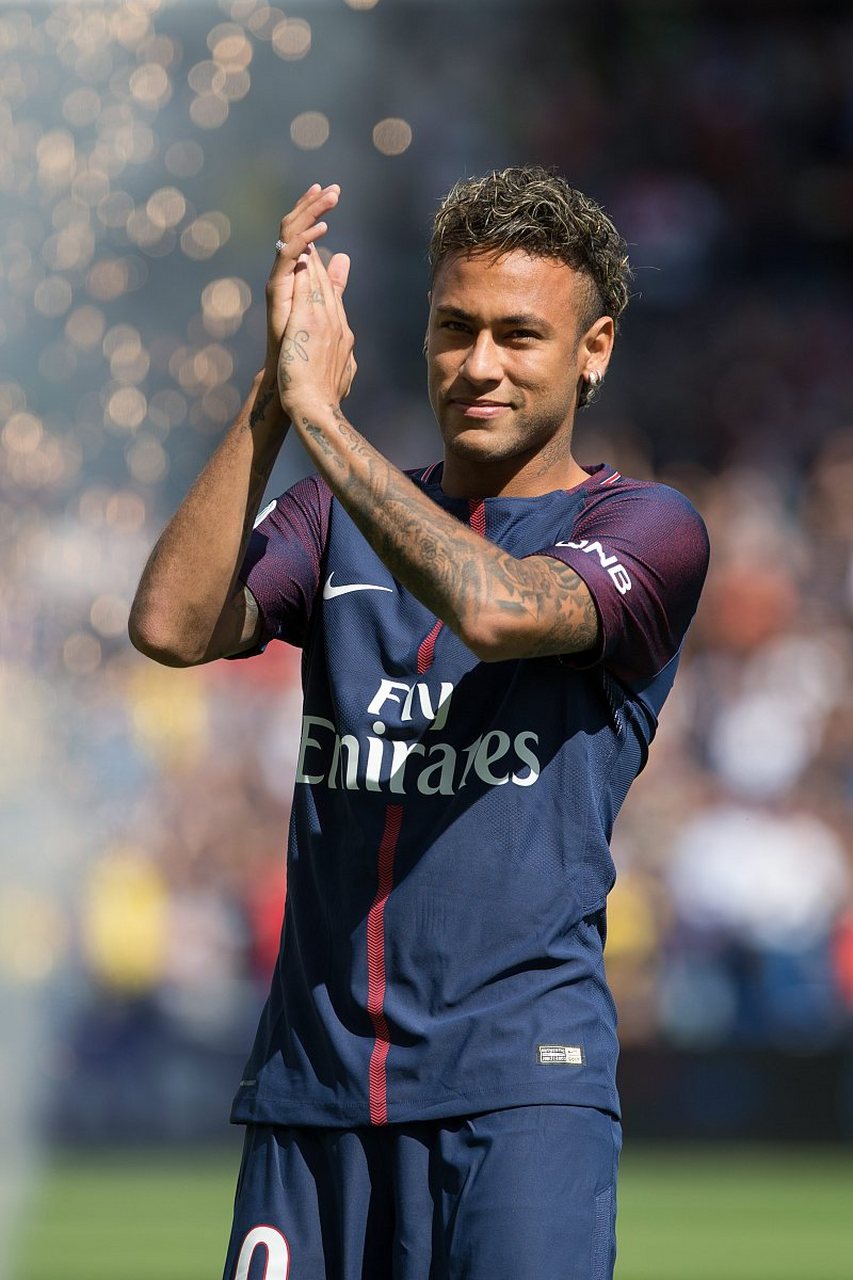 2025／26赛季英超：利物浦崩溃安菲尔德！上届冠军俯冲保级区（2025／26英超：安菲尔德失守，利物浦崩盘，上季冠军跌入保级区）