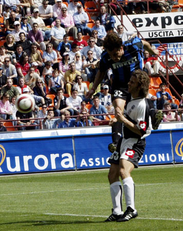 英超：曼联客场2-1击败莱斯特城（英超客场告捷：曼联2-1力克莱斯特城）