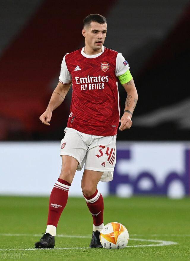 三连冠！上海海港加冕2025赛季中超冠军，摘下队史中超第四星（上海海港三连霸！加冕2025中超王者，队史第四星闪耀）